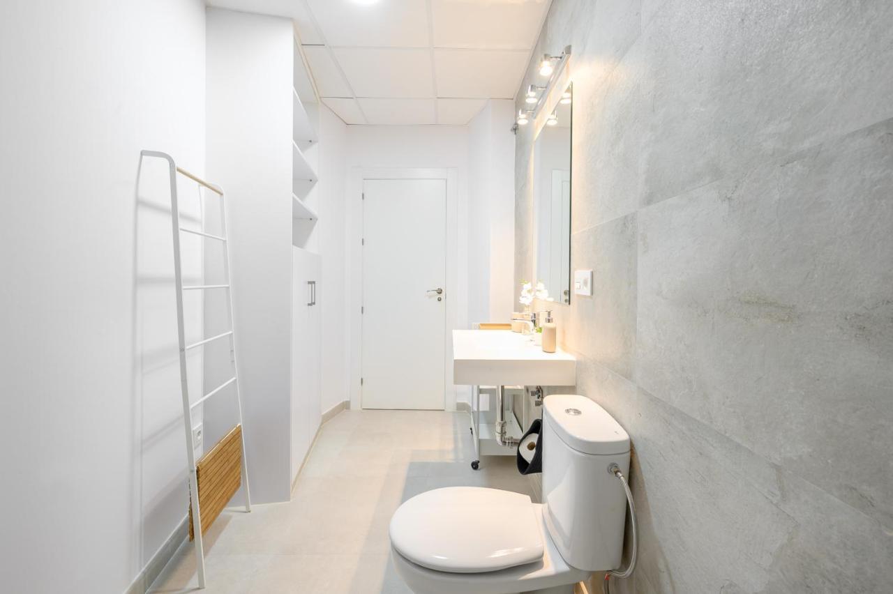 Modern 3 Bedroom, City Center With Patio & High Ceilings By 10Tosea Málaga Kültér fotó